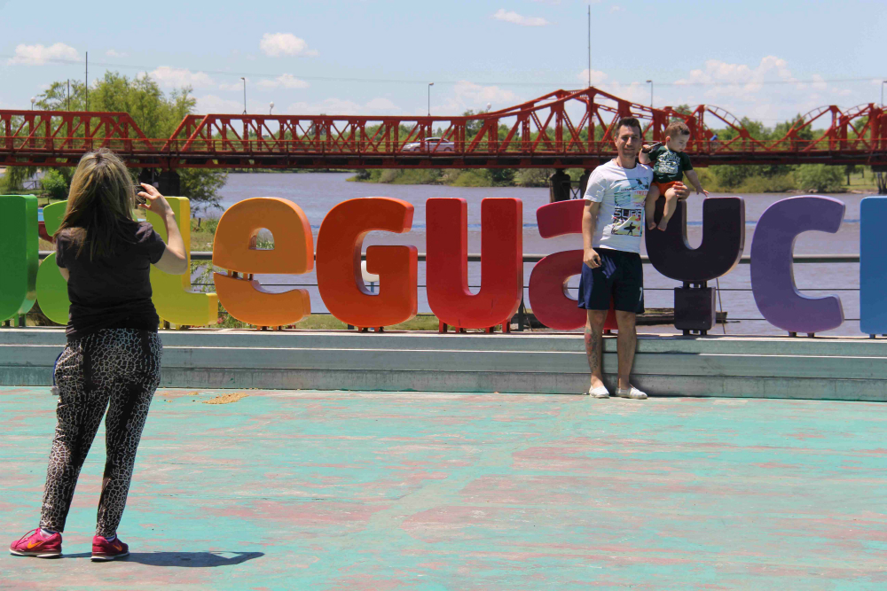 Integrantes de la Asamblea Ciudadana Ambiental de Gualeguaychú  se convocaron en la plaza San Martín. Foto: Daniel Rojas