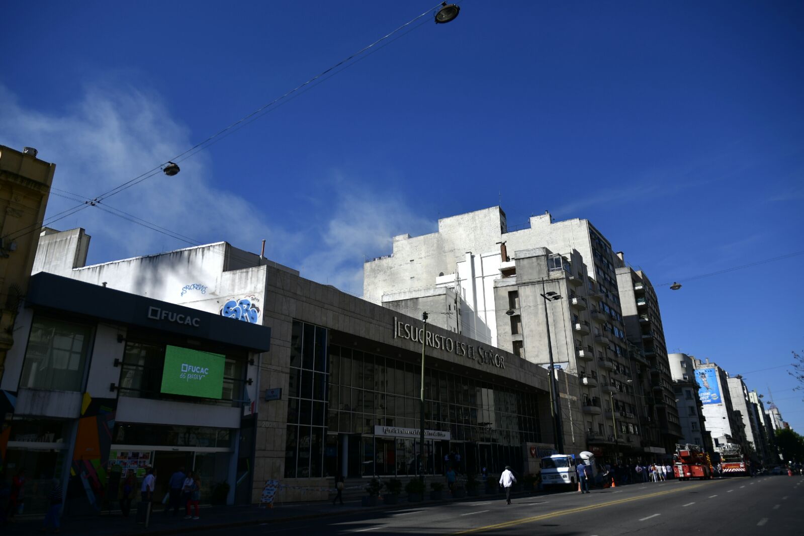 Bomberos combate incendio en edificio de 18 de Julio y Martín C. Martínez. Foto: Fernando Ponzetto