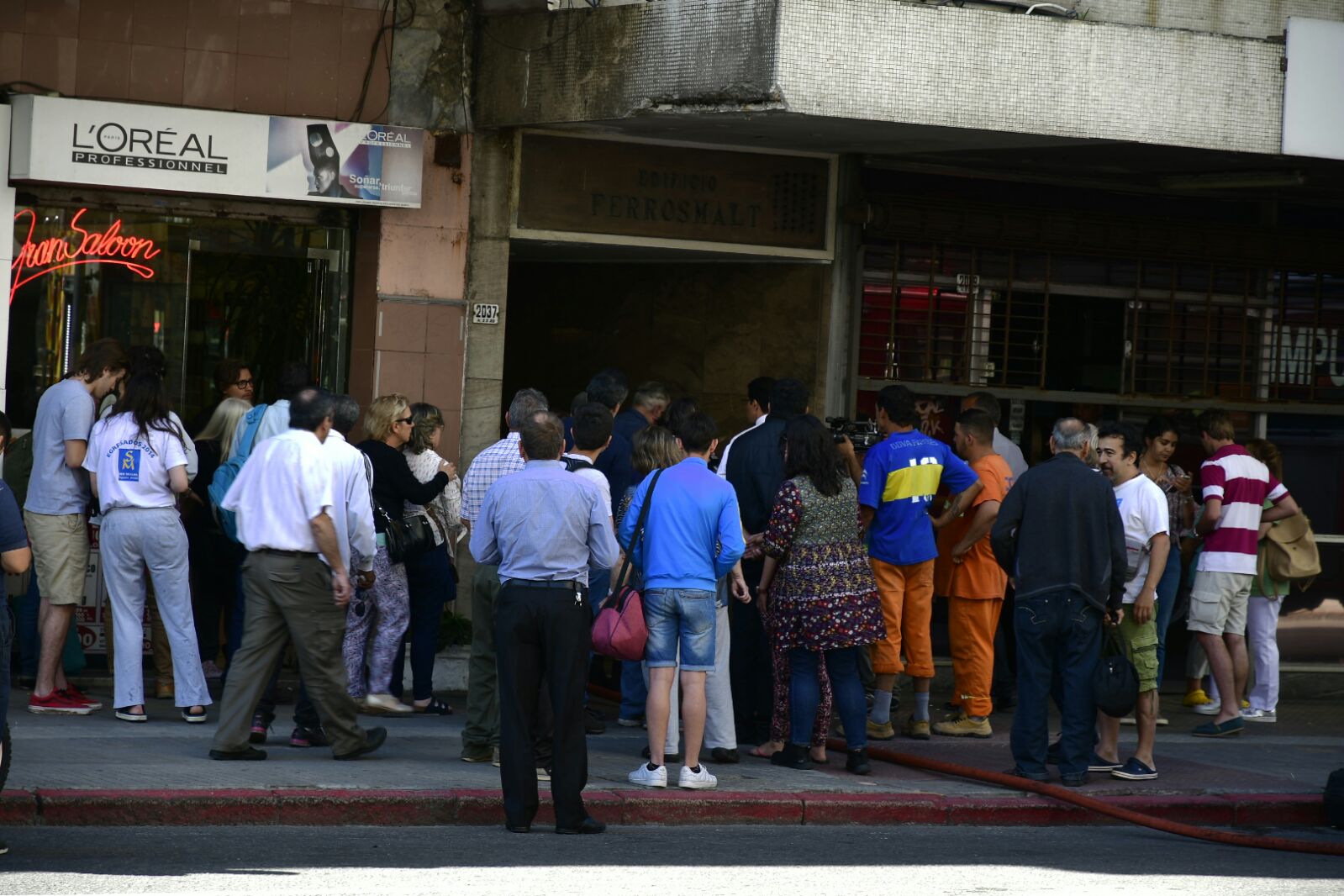 Bomberos combate incendio en edificio de 18 de Julio y Martín C. Martínez. Foto: Fernando Ponzetto