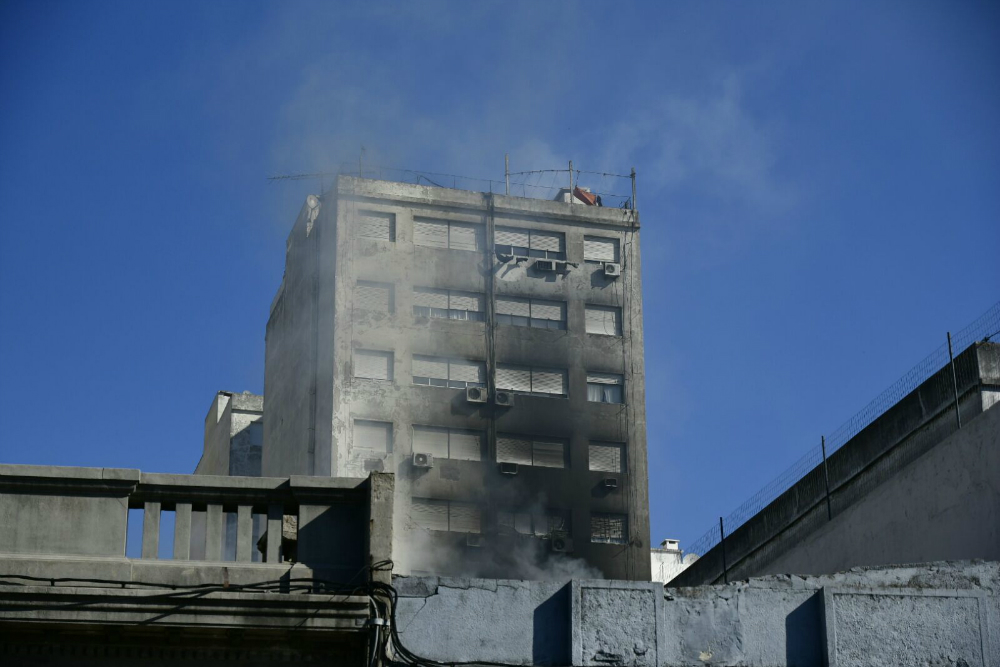 Bomberos combate incendio en edificio de 18 de Julio y Martín C. Martínez. Foto: Fernando Ponzetto
