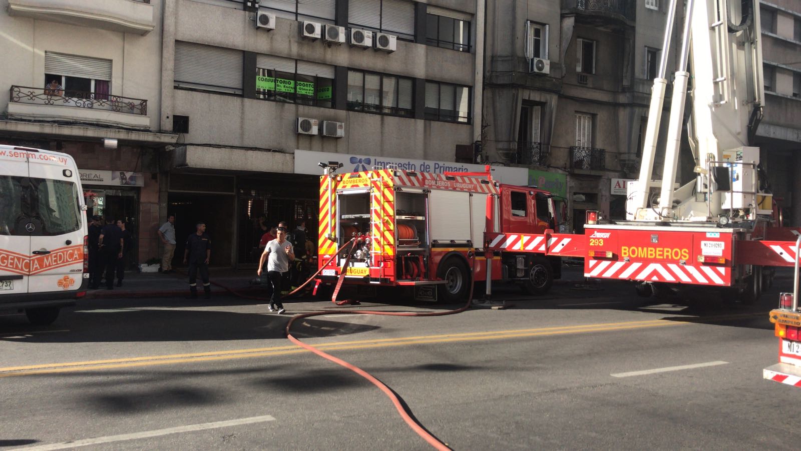 Bomberos trabaja en incendio en edificio sobre 18 de Julio. Foto: Pablo Melgar