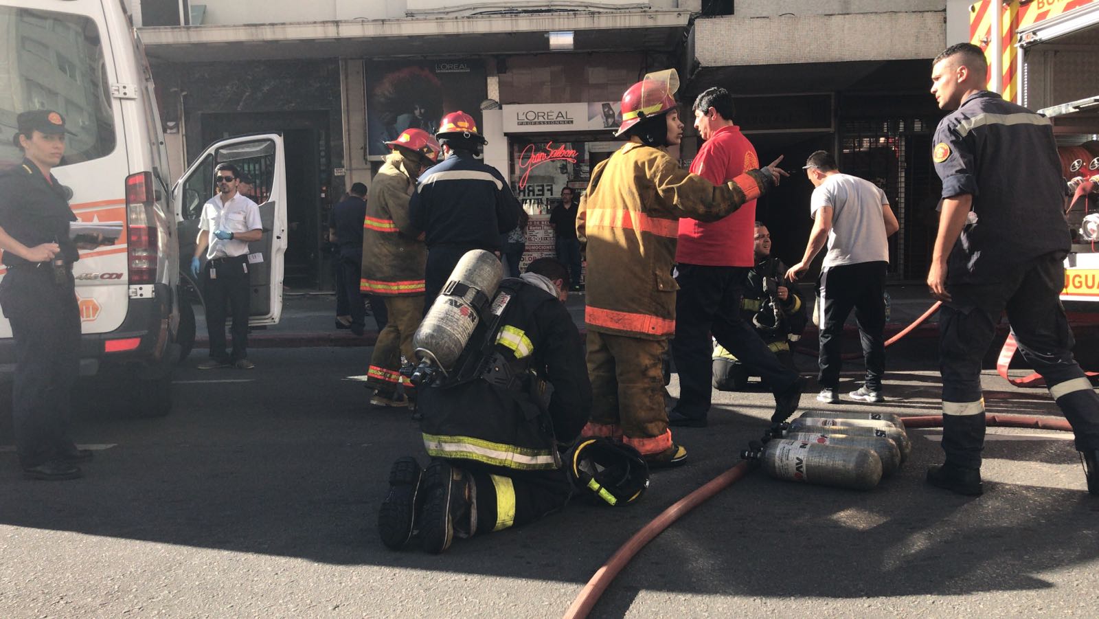 Bomberos trabaja en incendio en edificio sobre 18 de Julio. Foto: Pablo Melgar