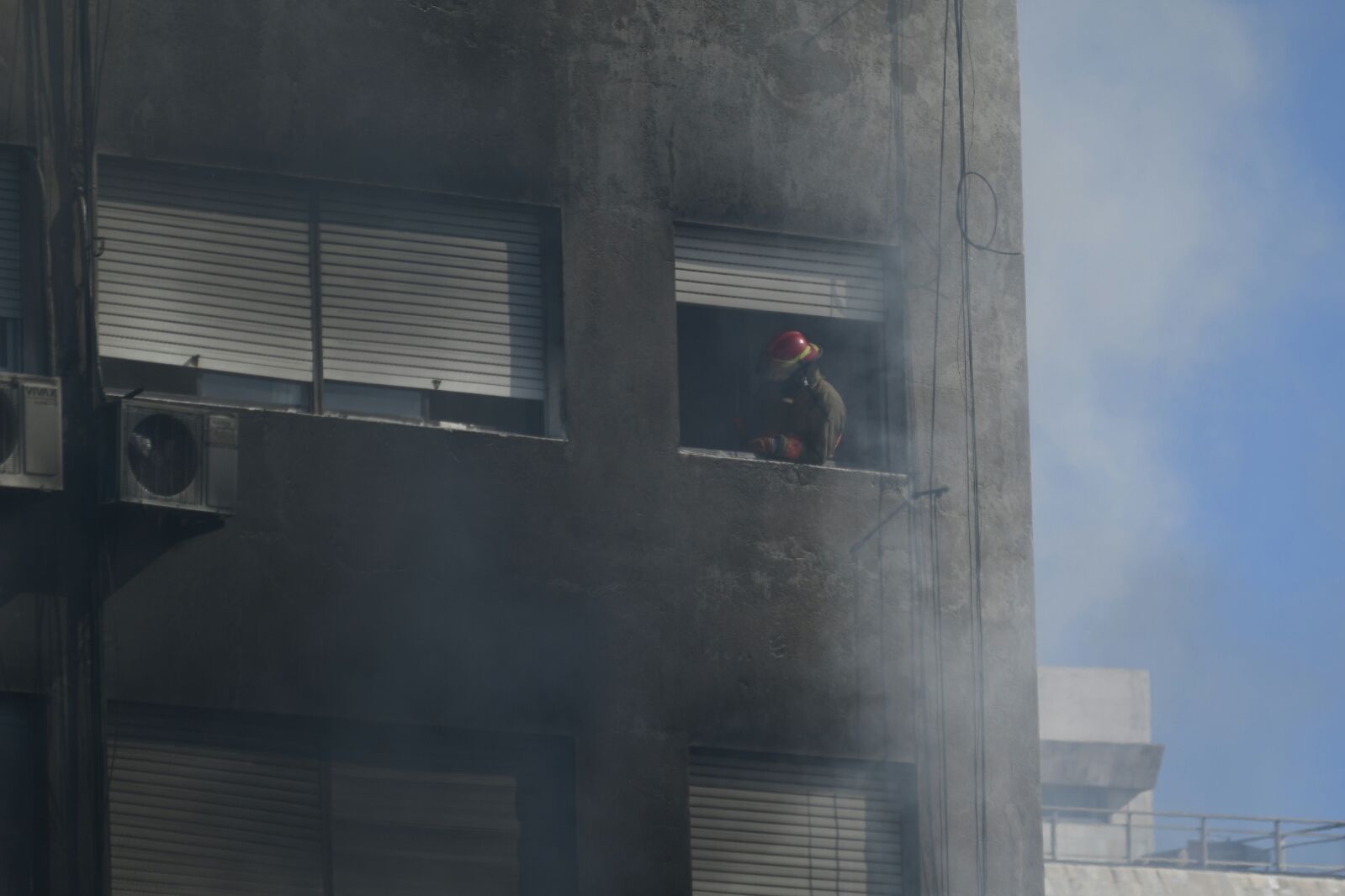 Bomberos trabaja en incendio en edificio sobre 18 de Julio. Foto. Fernando Ponzetto