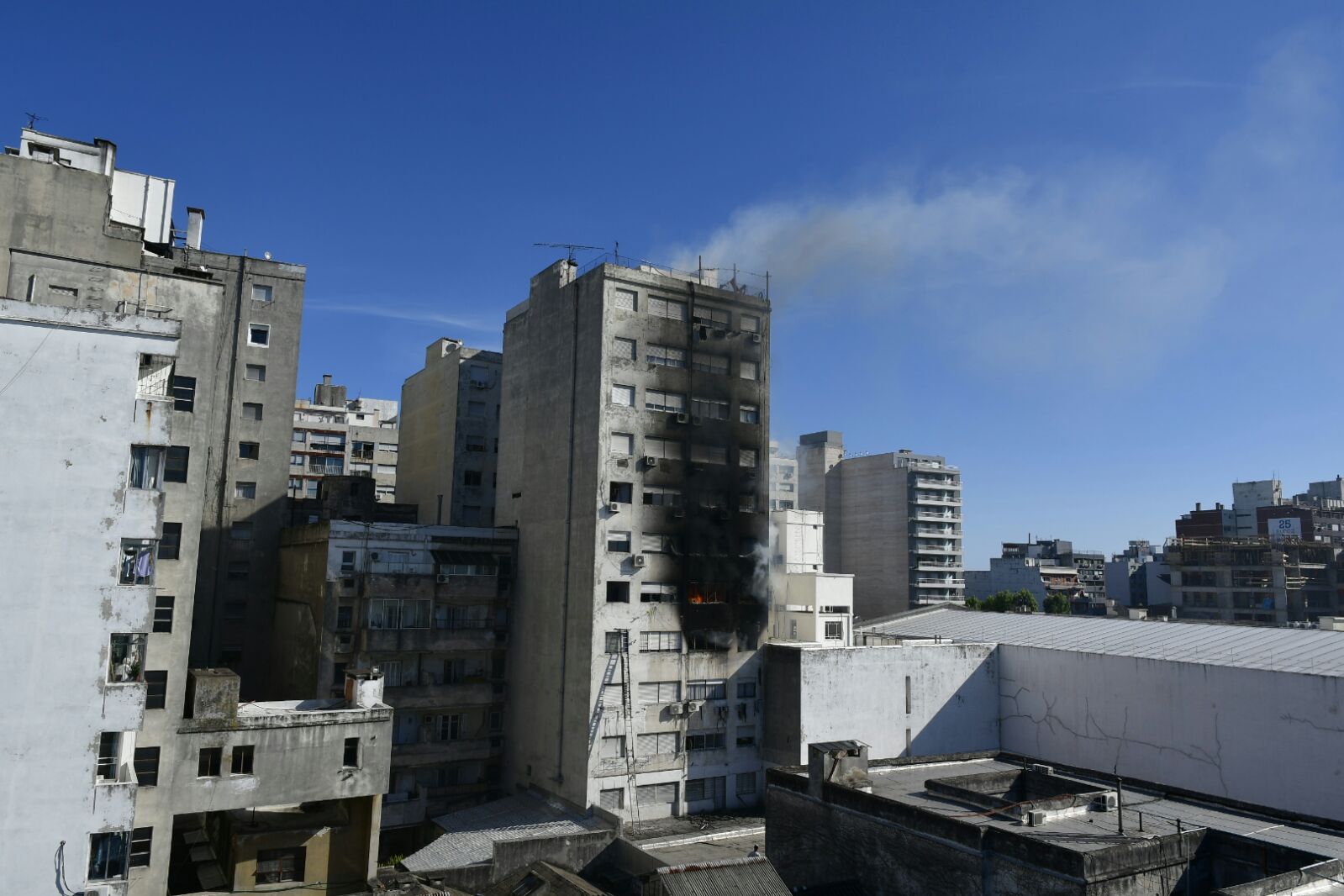 Bomberos trabaja en incendio en edificio sobre 18 de Julio. Foto. Fernando Ponzetto