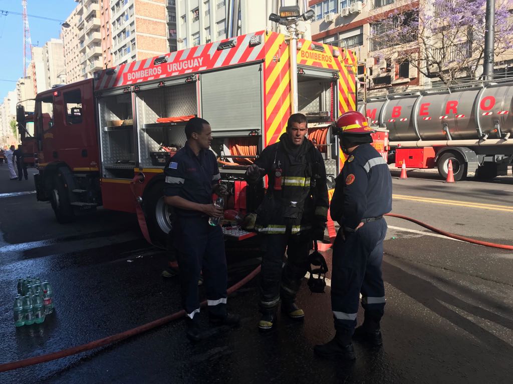 Bomberos trabaja en un incendio en edificio en 18 de Julio: Foto: Pablo Melgar