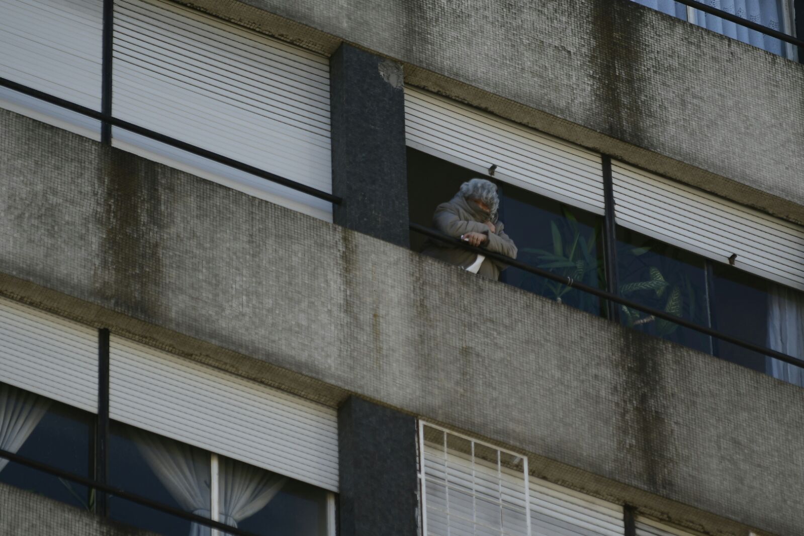 Bomberos combate incendio en edificio sobre 18 de Julio. Foto: Fernando Ponzetto