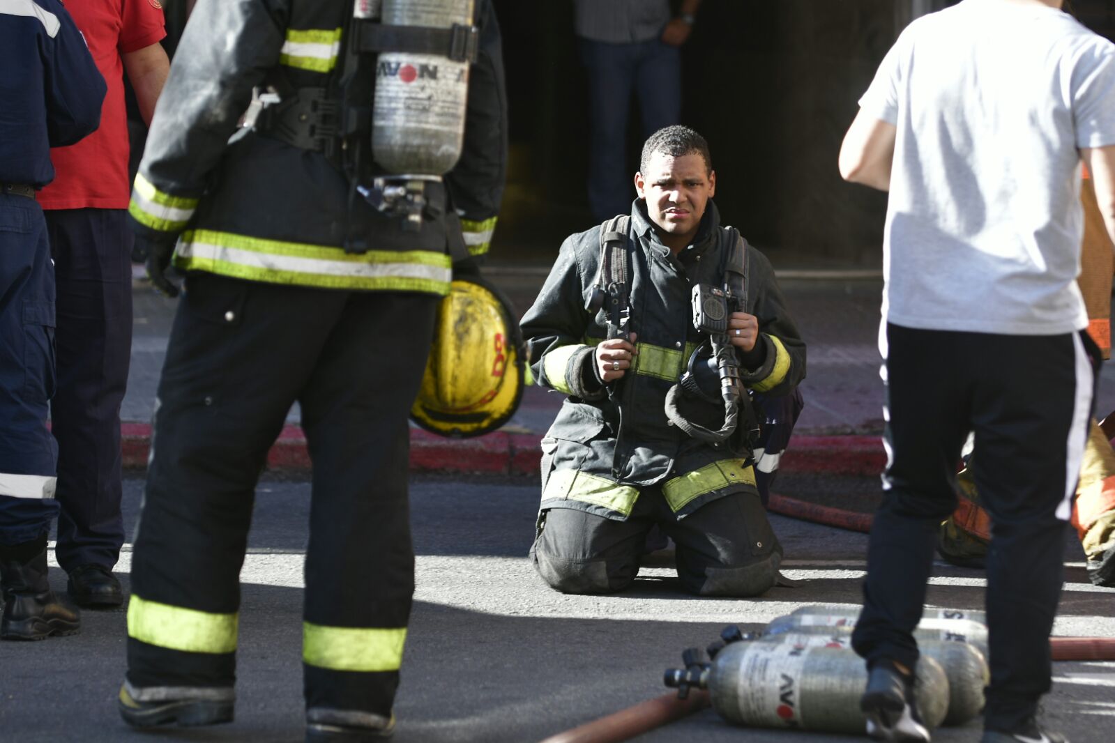 Bomberos combate incendio en edificio sobre 18 de Julio. Foto: Fernando Ponzetto