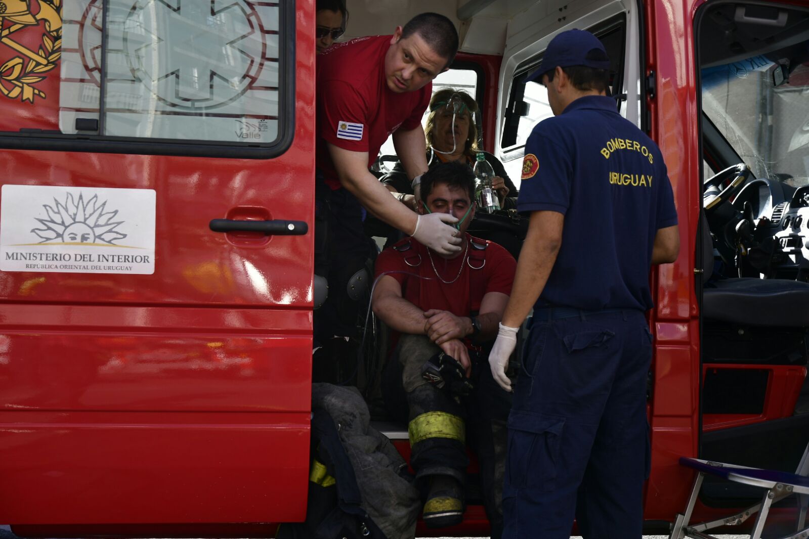 Bomberos combate incendio en edificio sobre 18 de Julio. Foto: Fernando Ponzetto