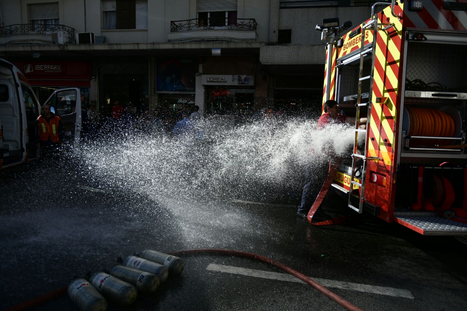 Bomberos combate incendio en edificio sobre 18 de Julio. Foto: Fernando Ponzetto