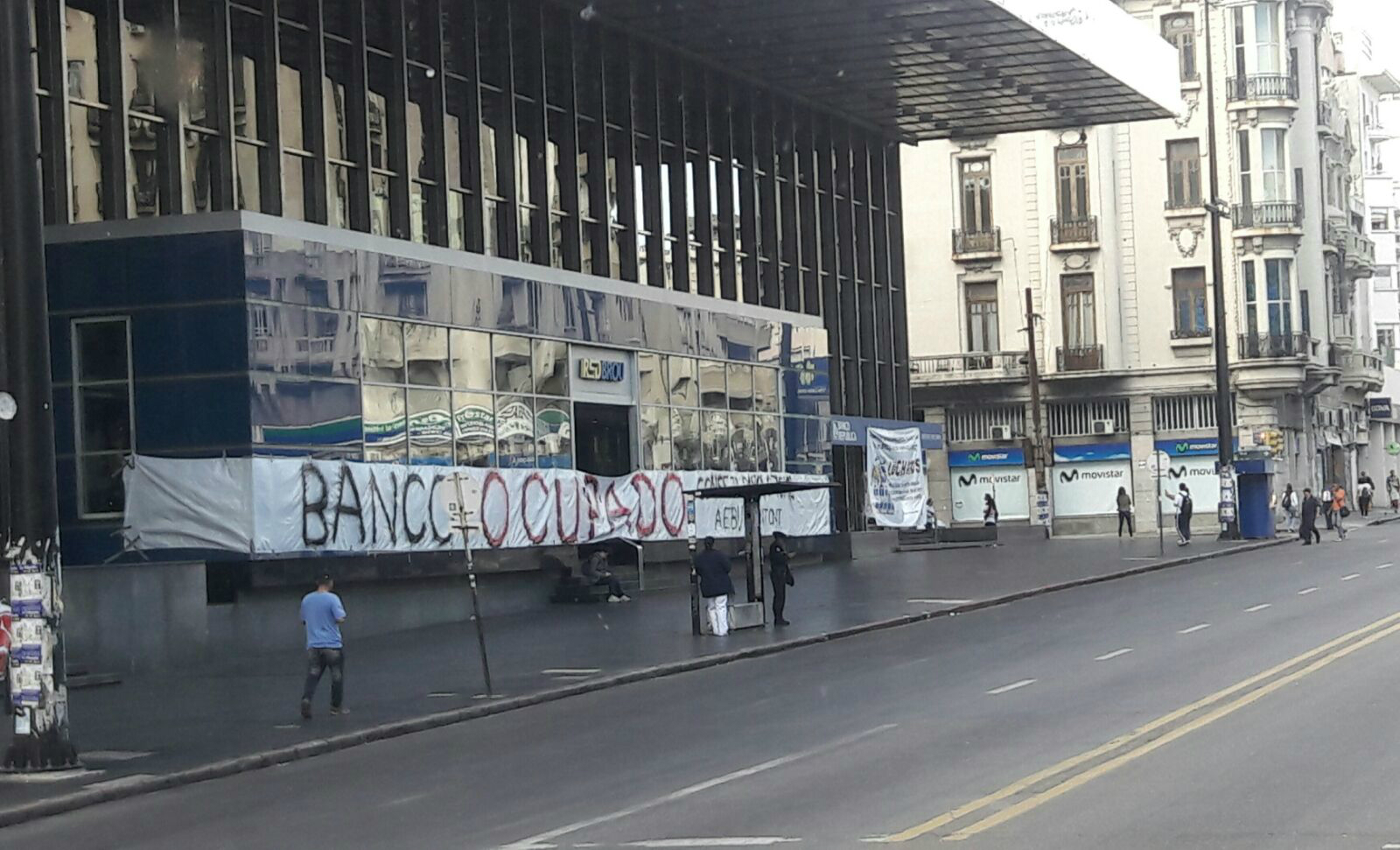 AEBU ocupa edificio del BROU en 18 de julio y Minas. Foto: Lucía Baldomir.