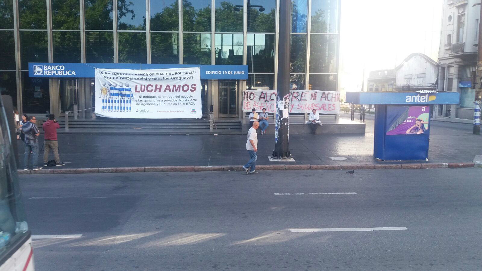 AEBU ocupa edificio del BROU en 18 de julio y Minas. Foto: Bruno Scelza.