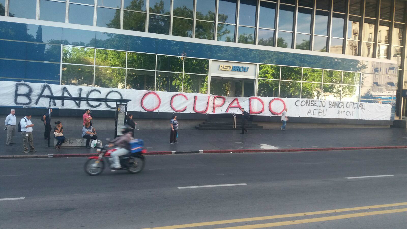 AEBU ocupa edificio del BROU en 18 de julio y Minas. Foto: Bruno Scelza.