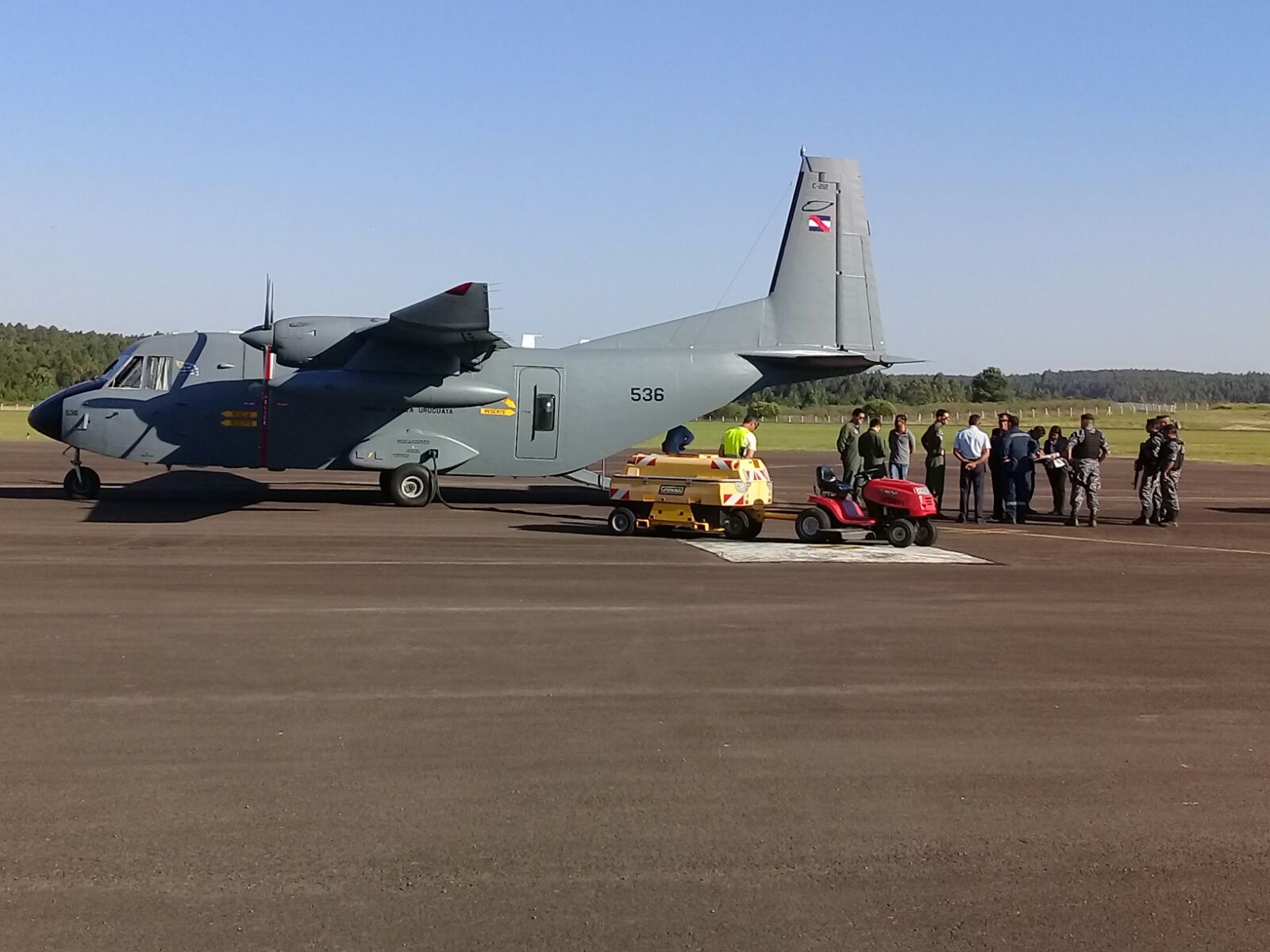 Avión de la Fuerza Aérea destinado a trasladar el cuerpo de Valentina hasta Montevideo. Foto: El País.