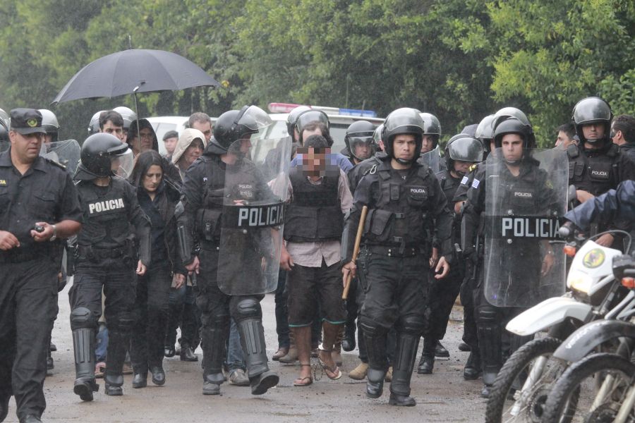 El confeso homicida custodiado por policías durante la reconstrucción. Foto: Marcelo Pinto