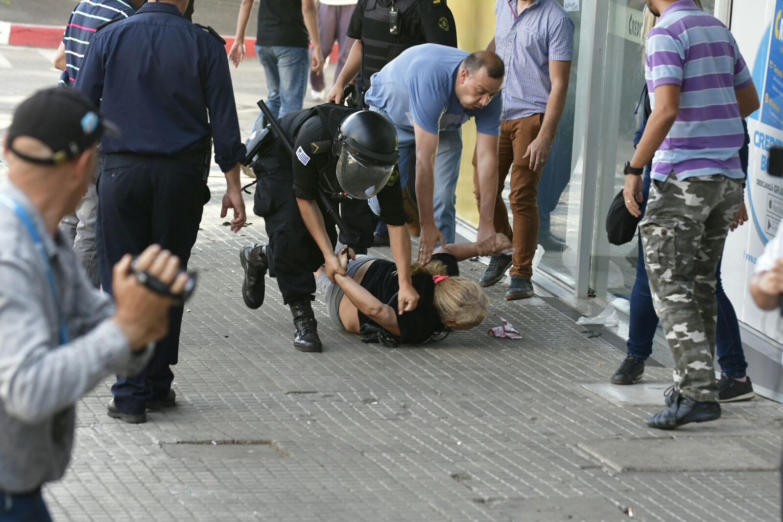 Incidentes entre Policía y manifestantes en Rivera. Foto: Fernando Ponzetto