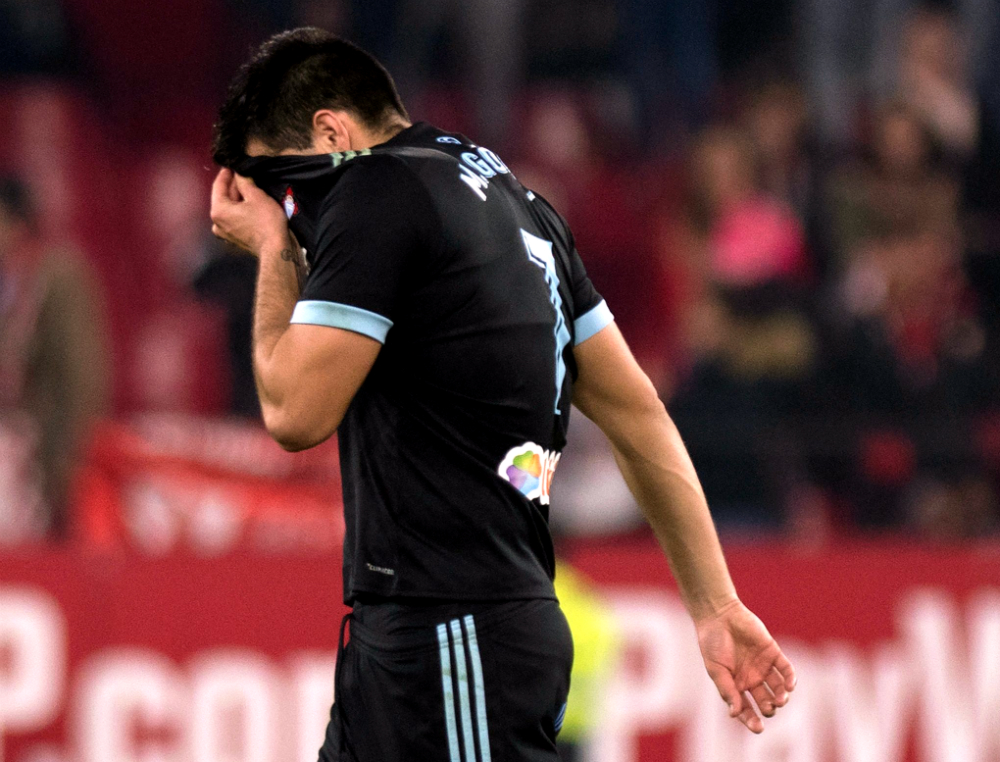 Maxi Gómez retirándose de la cancha del partido del Celta de Vigo. Foto: AFP