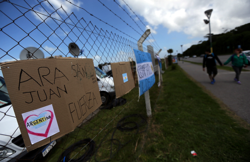 Familiares de los tripulantes se reunieron en la base de Mar del Plata. Foto: Reuters