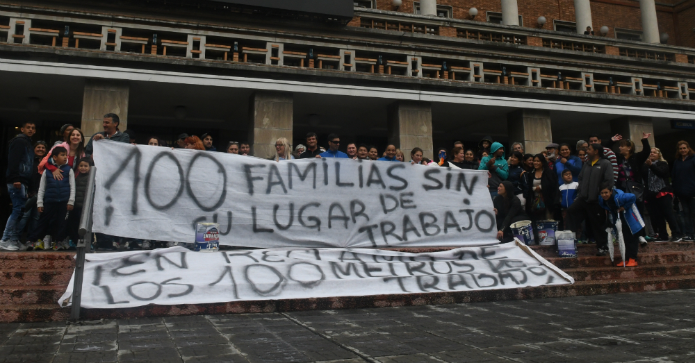 Feriantes protestaron en la explanada de la IMM y cortaron el tránsito. Foto: A. Colmegna