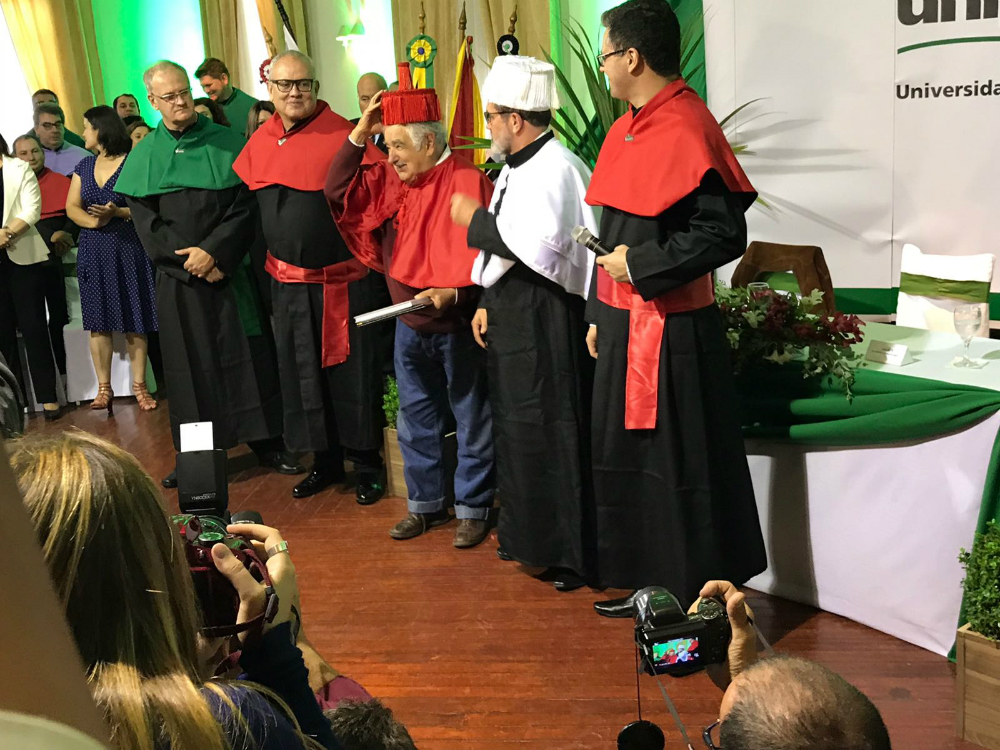 A Mujica le costó ponerse el sombrero de la universidad brasilera. Foto: El País