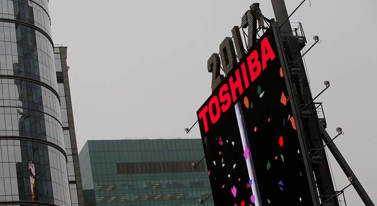 La compañía nipona Toshiba retirará su icónico logotipo del edificio One Times Square en Nueva York. Foto: Reuters
