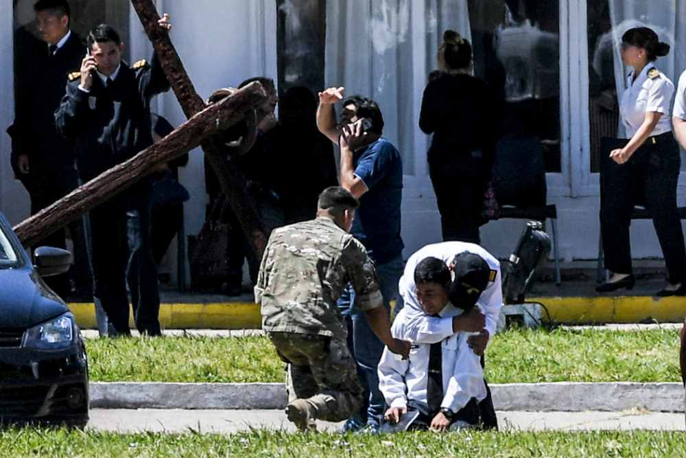 Una treintena de personas se aceró ayer a la basa naval de Mar del Plata a rendir homenaje a los 44 tripulantes. Foto: AFP