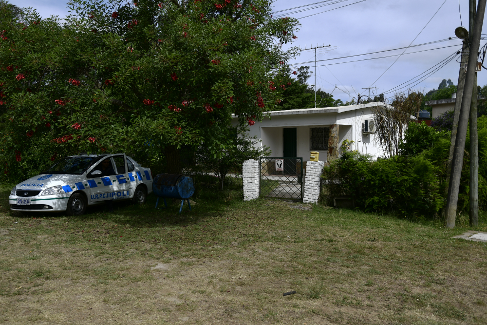 Marindia: la Policía mantiene un móvil frente a la casa del imputado. Foto: F. Ponzetto