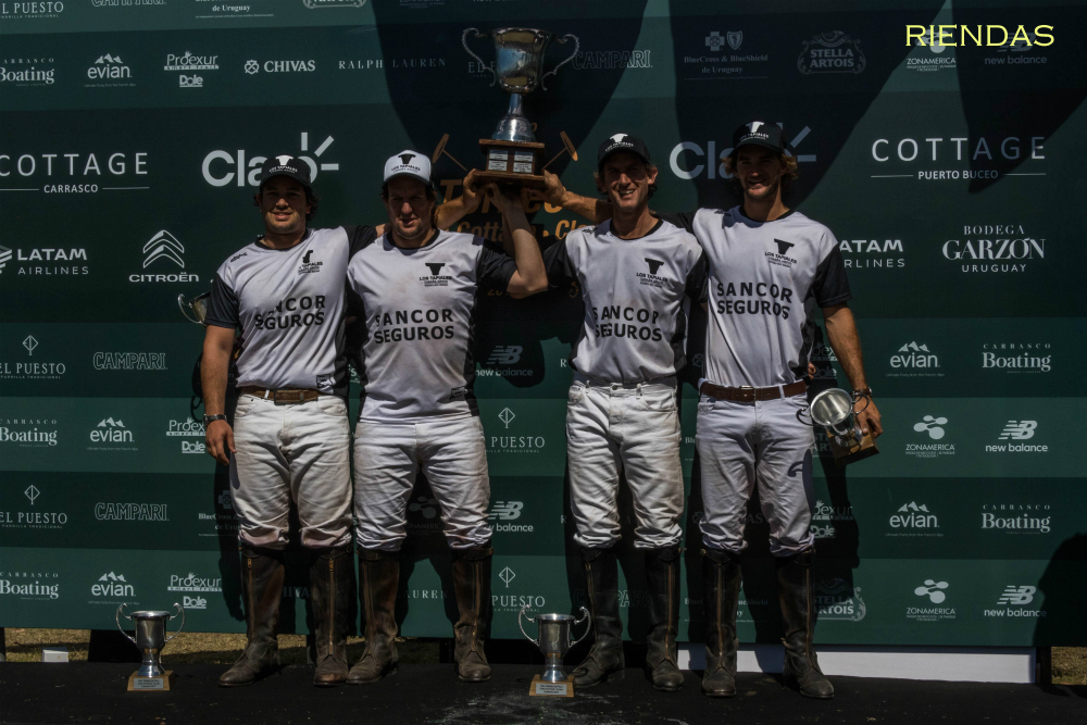 El equipo campeón en el podio recibiendo el trofeo