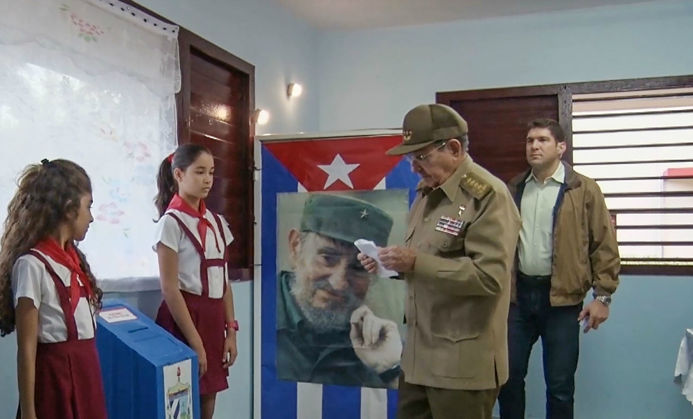 Raúl Castro votó ayer en los comicios municipales. Foto: AFP