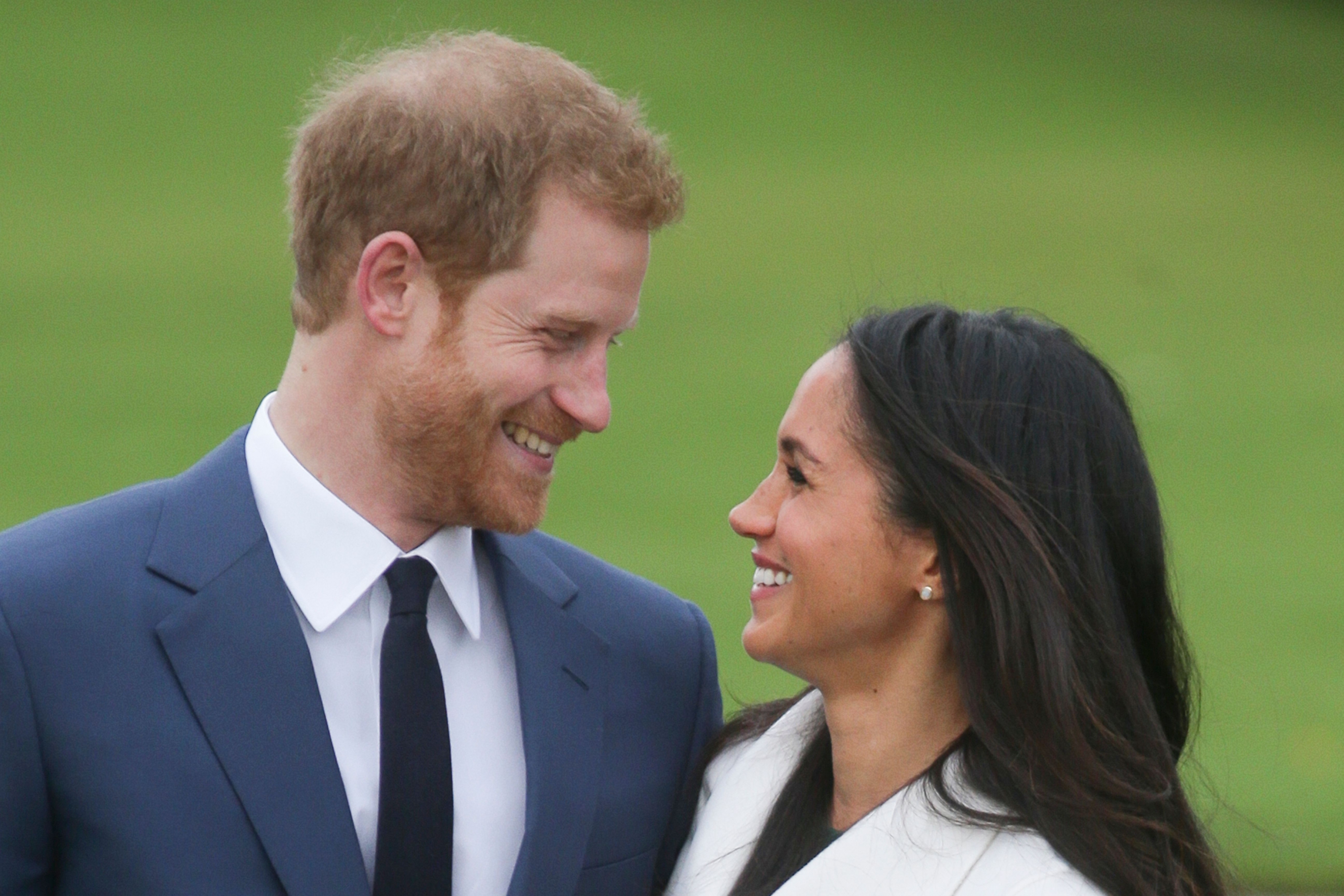 El príncipe Harry y Meghan Markle hacen su primera aparición tras anunciar su compromiso en los Jardines del Palacio de Kensington. Foto: AFP