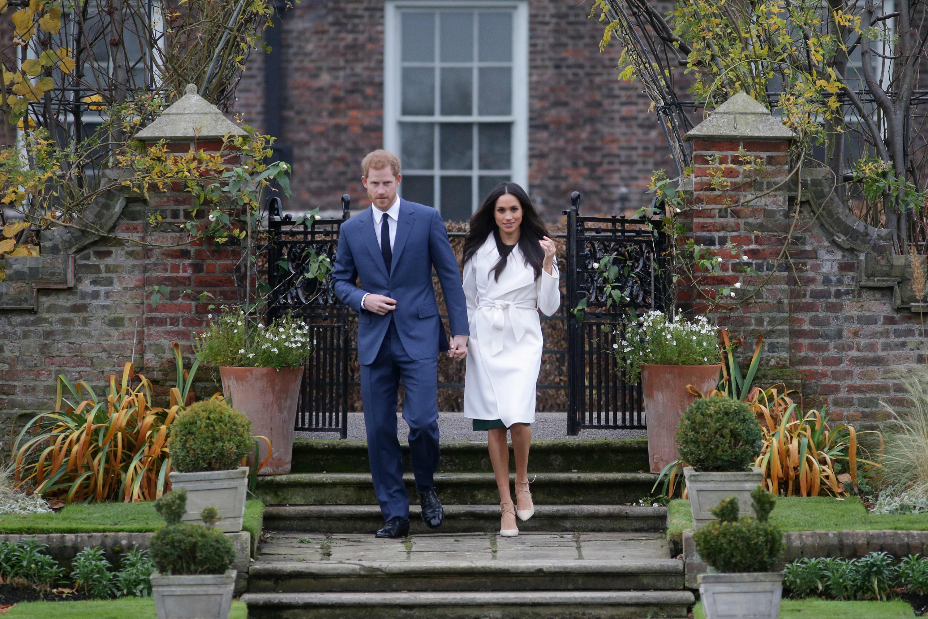 El príncipe Harry y Meghan Markle hacen su primera aparición tras anunciar su compromiso en los Jardines del Palacio de Kensington. Foto: AFP