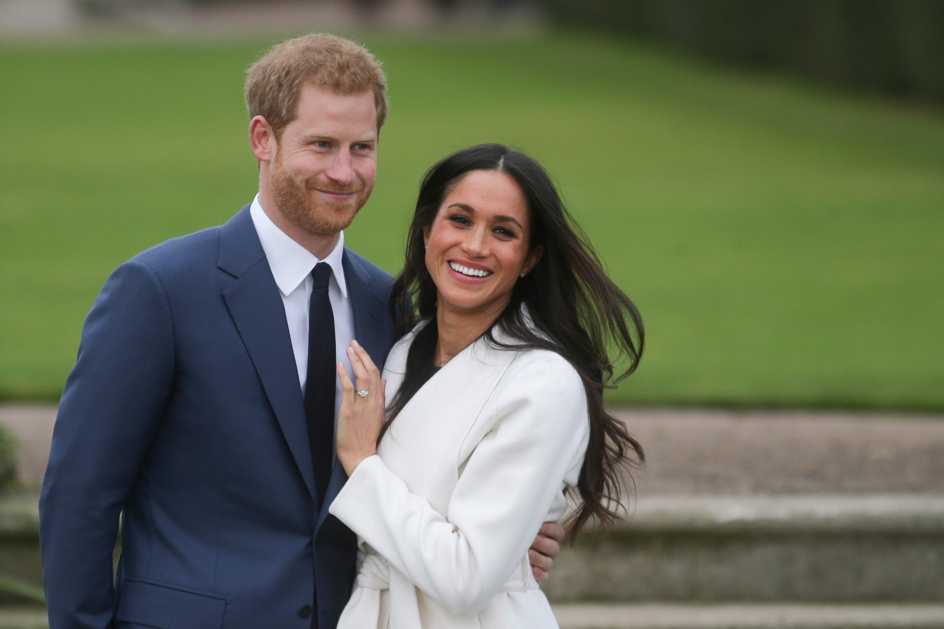 El príncipe Harry y Meghan Markle hacen su primera aparición tras anunciar su compromiso en los Jardines del Palacio de Kensington. Foto: AFP