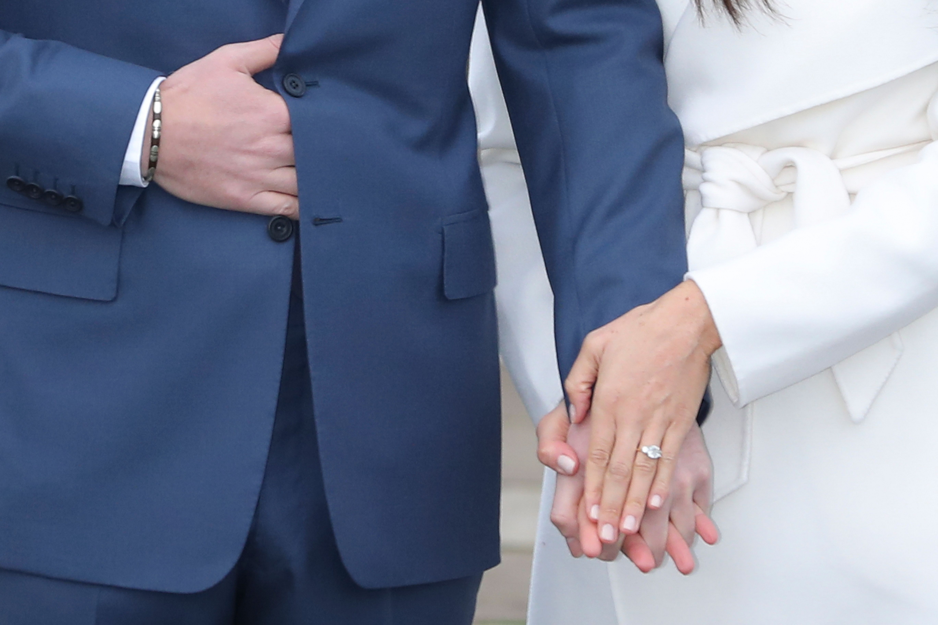 El príncipe Harry y Meghan Markle hacen su primera aparición tras anunciar su compromiso en los Jardines del Palacio de Kensington. Foto: AFP