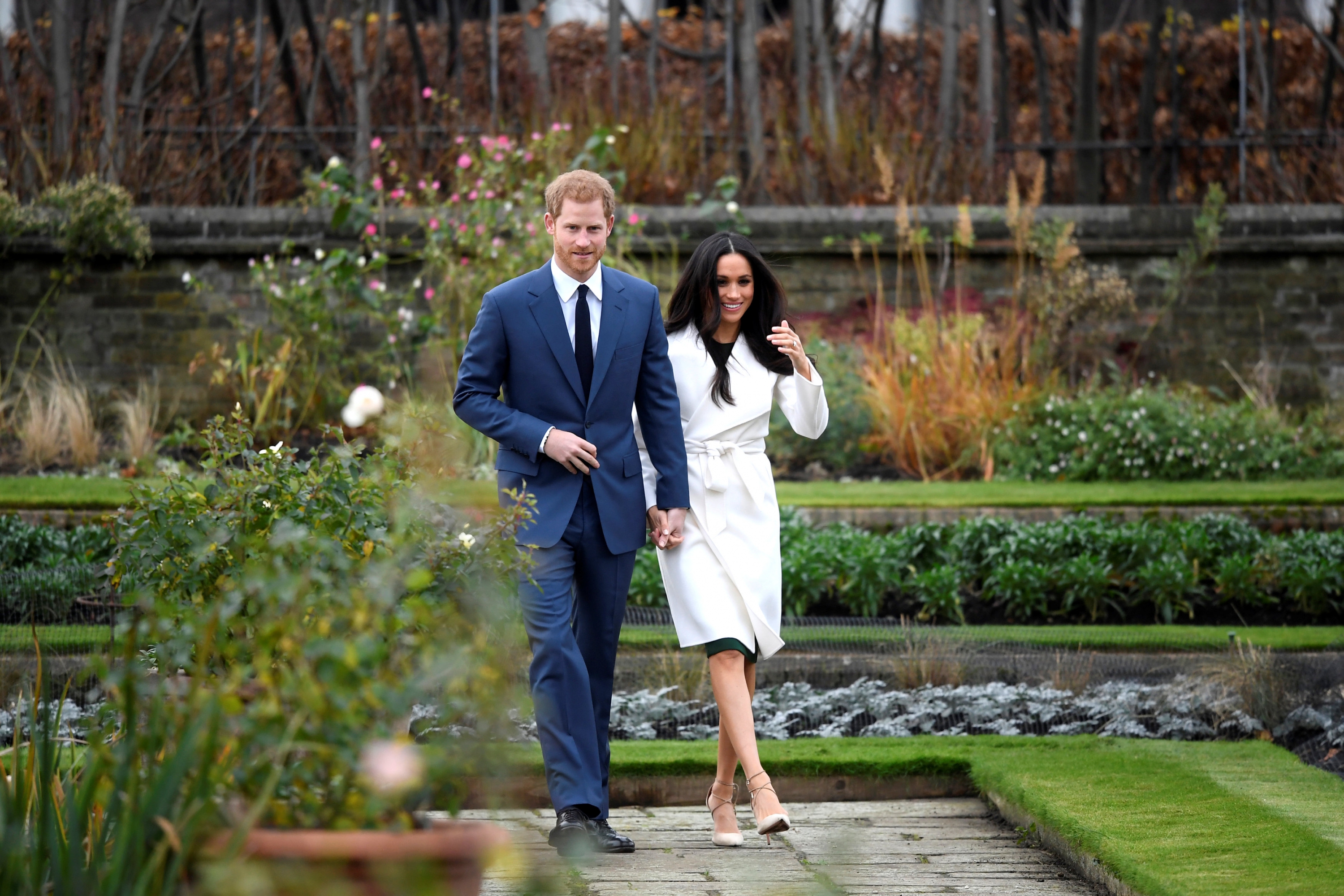 El príncipe Harry y Meghan Markle hacen su primera aparición tras anunciar su compromiso en los Jardines del Palacio de Kensington. Foto: Reuters