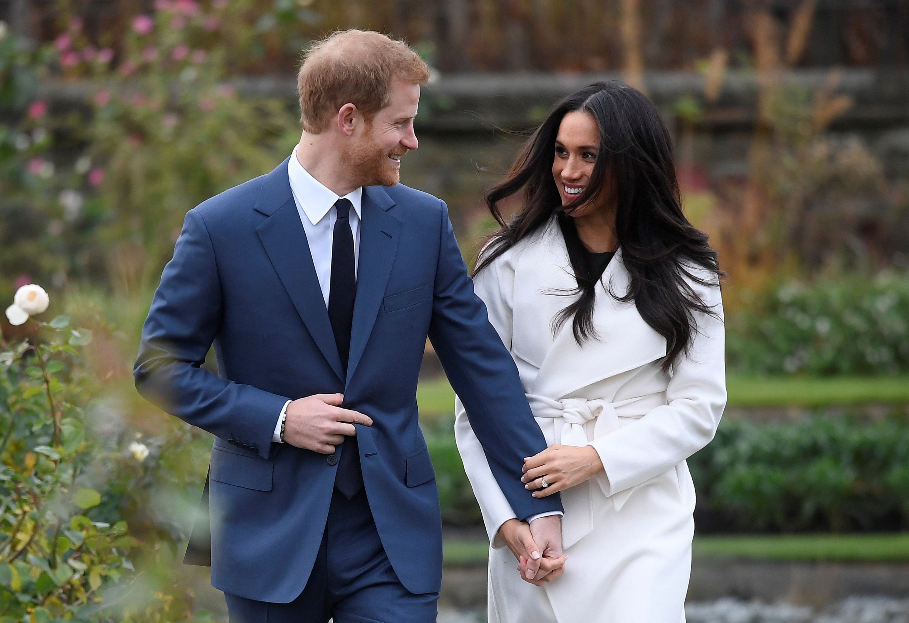 El príncipe Harry y Meghan Markle hacen su primera aparición tras anunciar su compromiso en los Jardines del Palacio de Kensington. Foto: Reuters