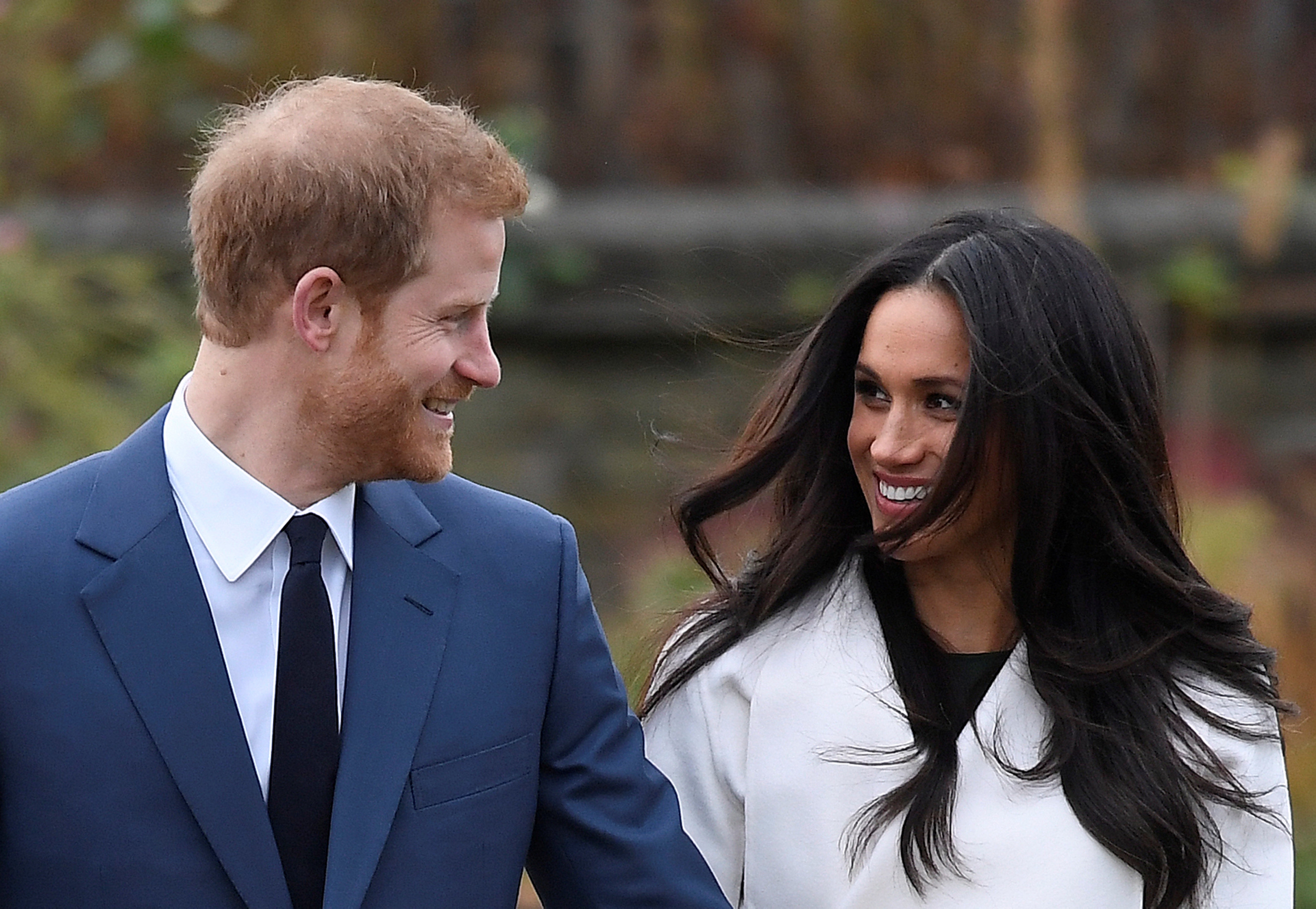 El príncipe Harry y Meghan Markle hacen su primera aparición tras anunciar su compromiso en los Jardines del Palacio de Kensington. Foto: Reuters