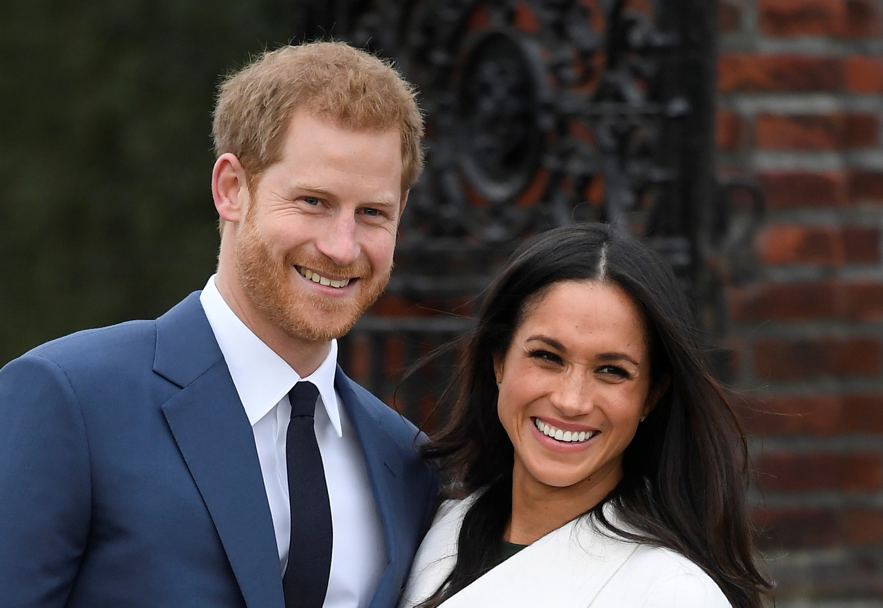 El príncipe Harry y Meghan Markle hacen su primera aparición tras anunciar su compromiso en los Jardines del Palacio de Kensington. Foto: Reuters