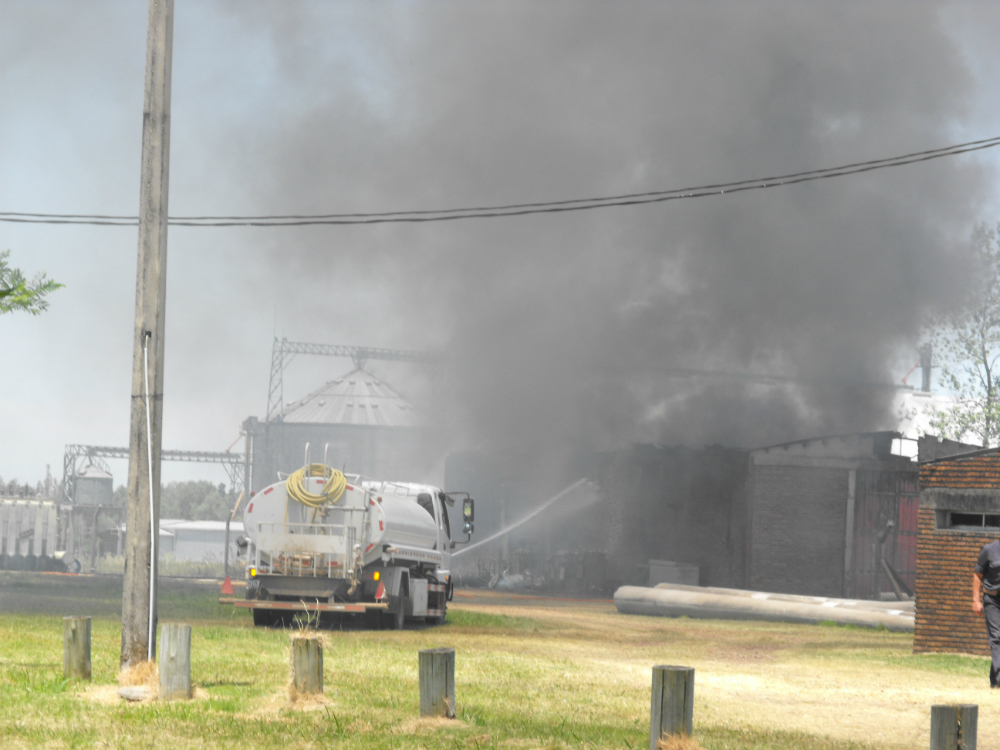 Un depósito de materiales tomó fuego ayer en la mañana. Foto: L. Pérez