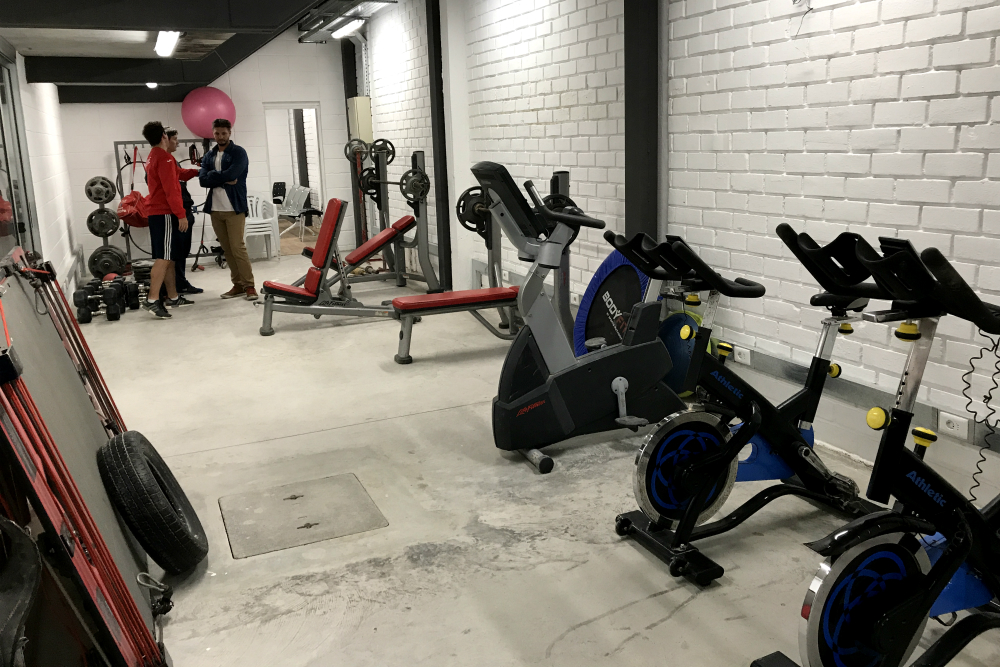 Los aparatos en el nuevo gimnasio dentro del estadio, debajo de la tribuna visitante. Foto: Emiliano Esteves