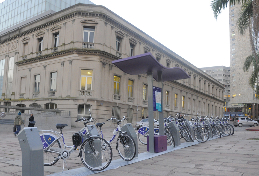 Bicicletas públicas al costado del Teatro Solís. Foto: Archivo El País