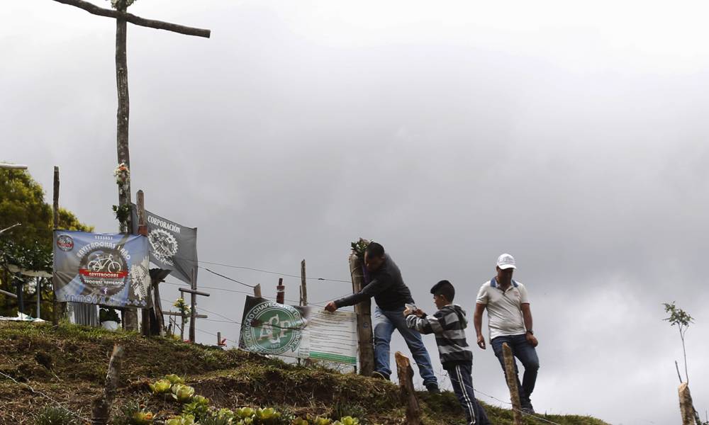 El lugar del accidente de Chapecoense con homenajes un año después de la tragedia. Foto: EFE