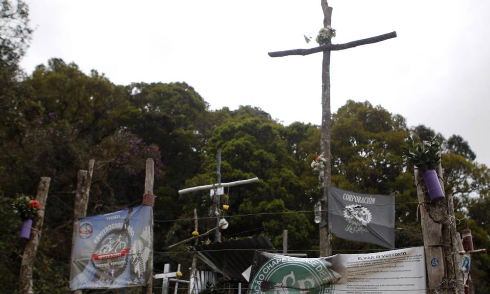 El lugar del accidente de Chapecoense con homenajes un año después de la tragedia. Foto: EFE