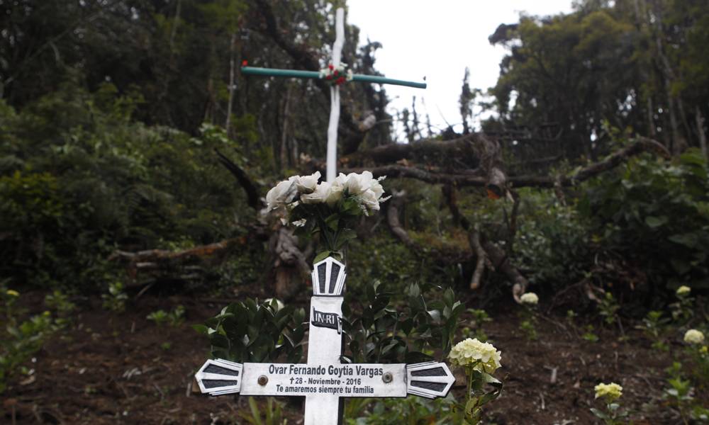 El lugar del accidente de Chapecoense con homenajes un año después de la tragedia. Foto: EFE