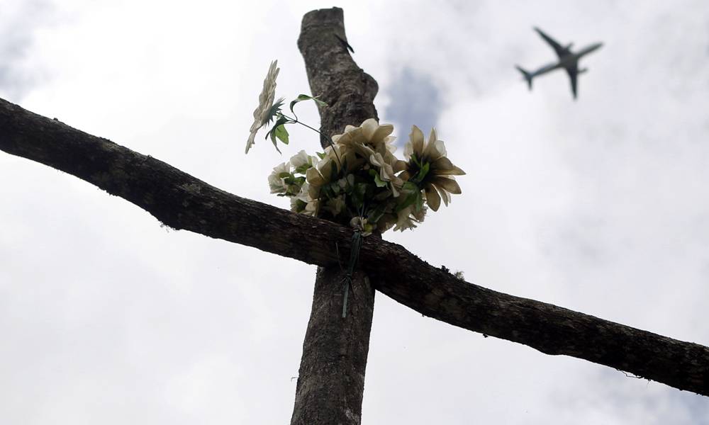 El lugar del accidente de Chapecoense con homenajes un año después de la tragedia. Foto: EFE