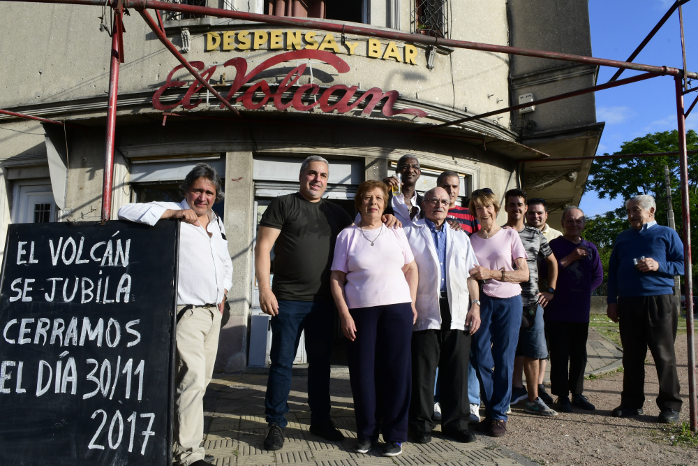 Manuel Ribeiro(túnica blanca) y su esposa (a su derecha) junto a amigos y parroquianos. Foto: Marcelo Bonjour