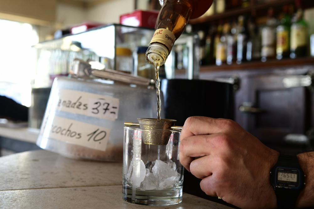 El bar cumplió 70 años en 2017 y su dueño Manuel trabajó allí desde hace casi 60 años. Foto: Marcelo Bonjour