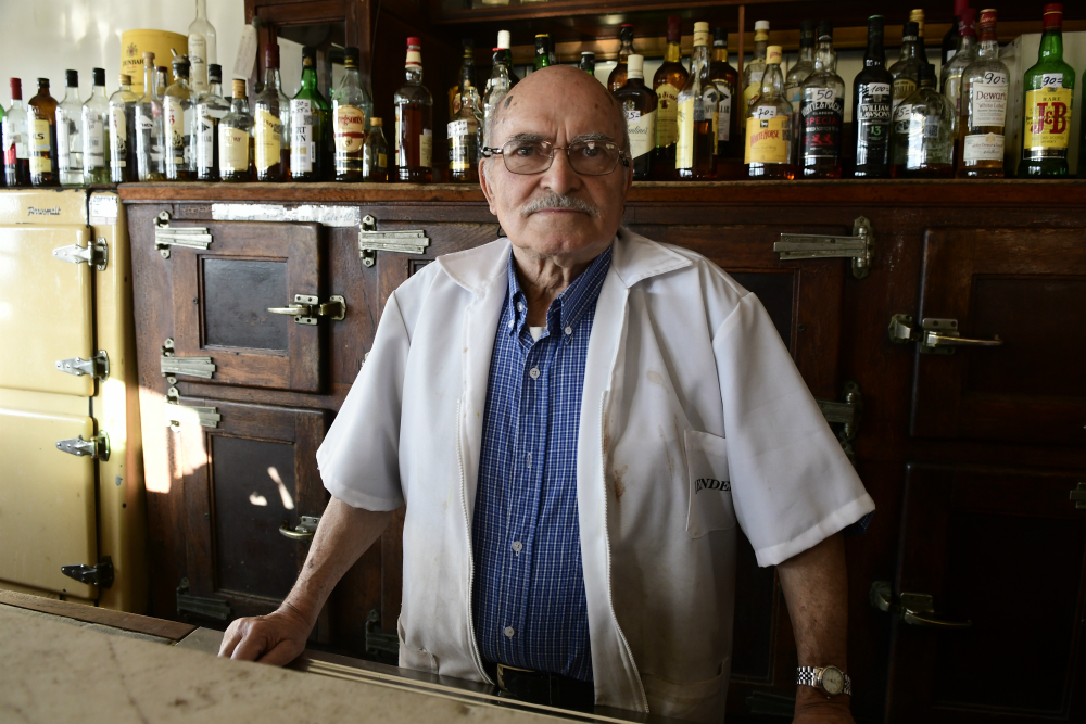 El bar cumplió 70 años en 2017 y su dueño Manuel trabajó allí desde hace casi 60 años. Foto: Marcelo Bonjour