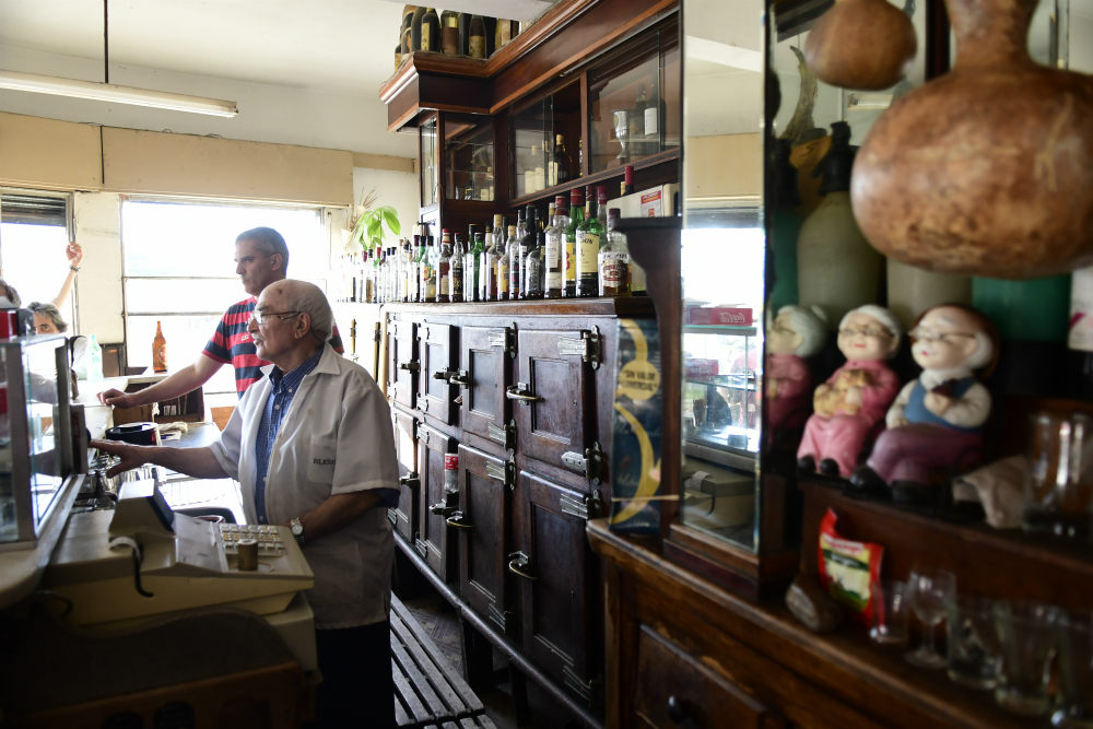 El bar cumplió 70 años en 2017 y su dueño Manuel trabajó allí desde hace casi 60 años. Foto: Marcelo Bonjour