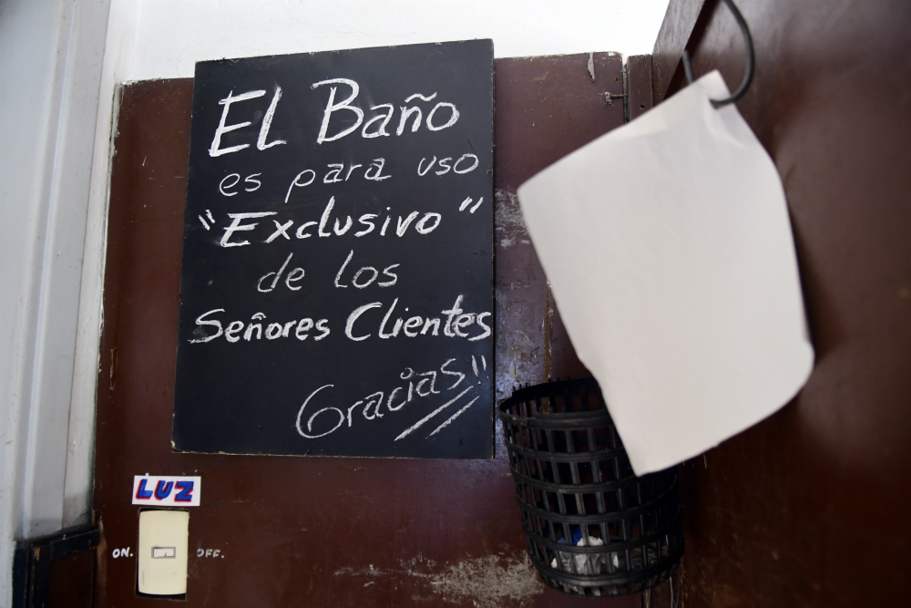 El bar cumplió 70 años en 2017 y su dueño Manuel trabajó allí desde hace casi 60 años. Foto: Marcelo Bonjour