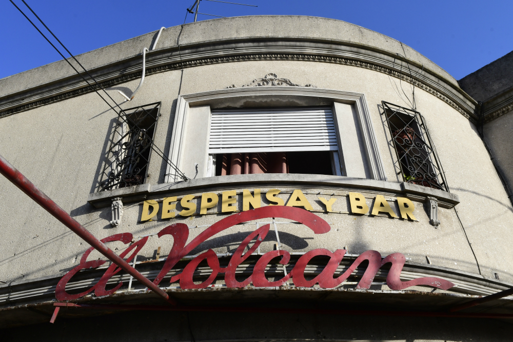 El bar cumplió 70 años en 2017 y su dueño Manuel trabajó allí desde hace casi 60 años. Foto: Marcelo Bonjour