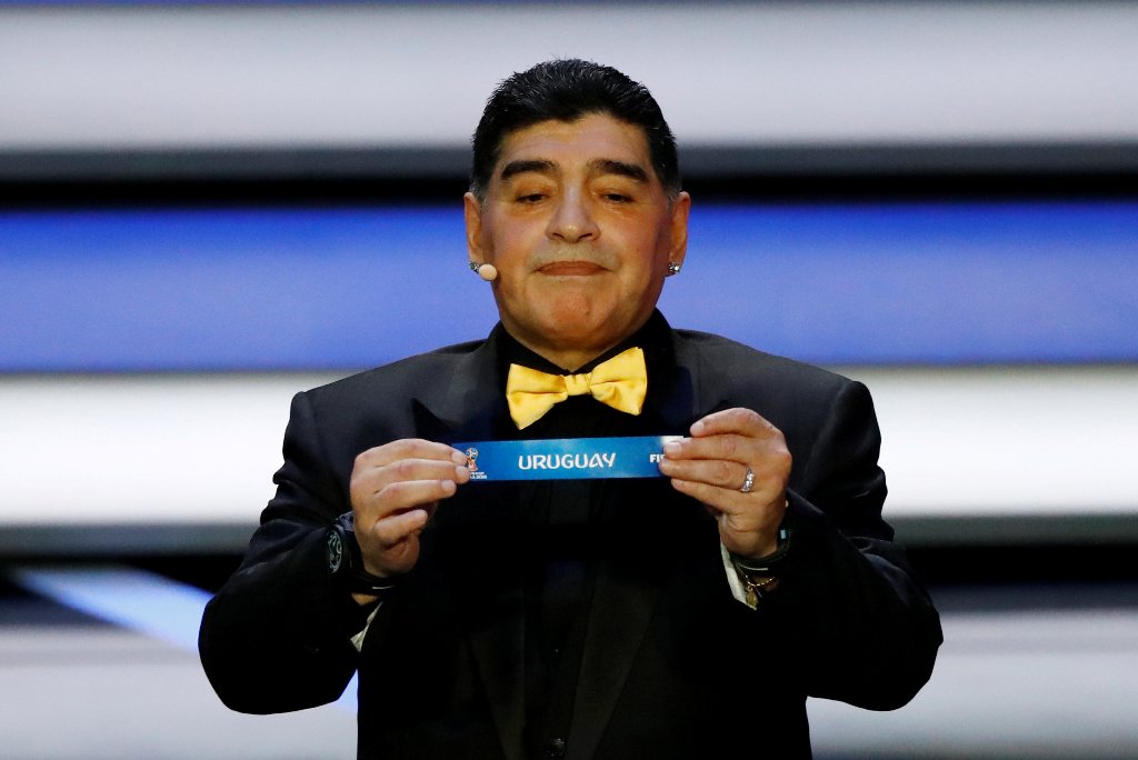 Diego Maradona sacó la bolilla de Uruguay. Foto:Reuters